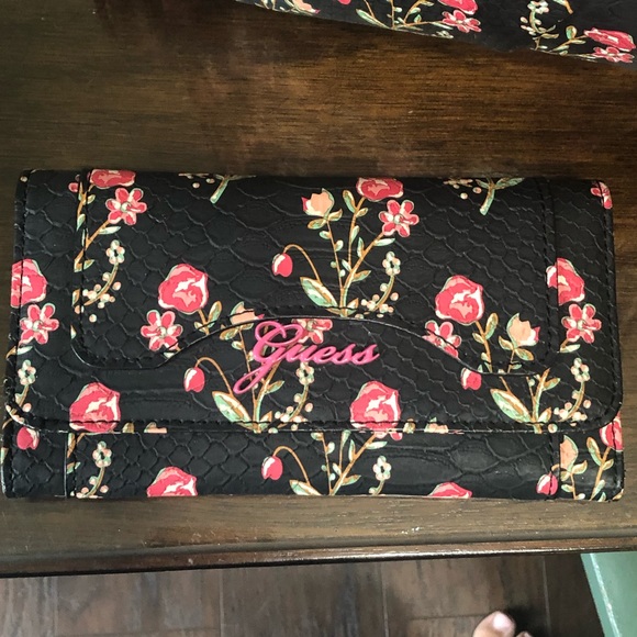 **SOLD**Authentic Guess Purse with matching wallet - Picture 4 of 5